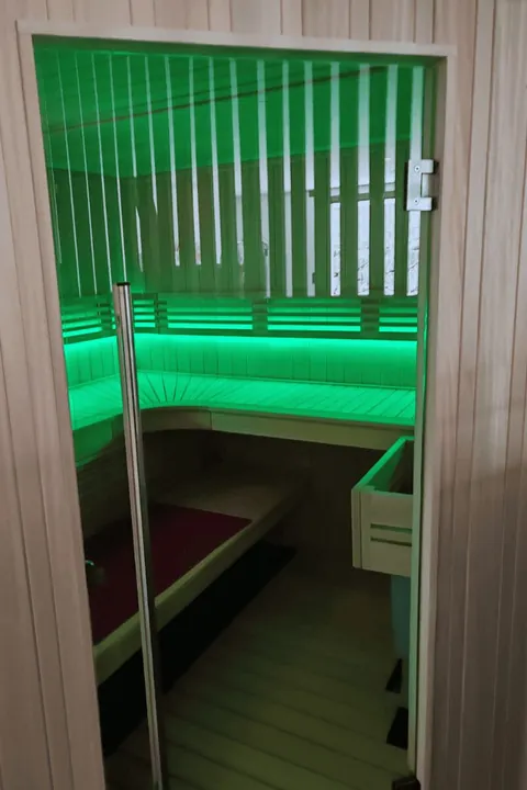 Intérieur d’un sauna finlandais en bois, éclairage d’ambiance