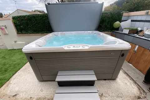 Grand spa Caldera Palatino sur une terrasse en pierre