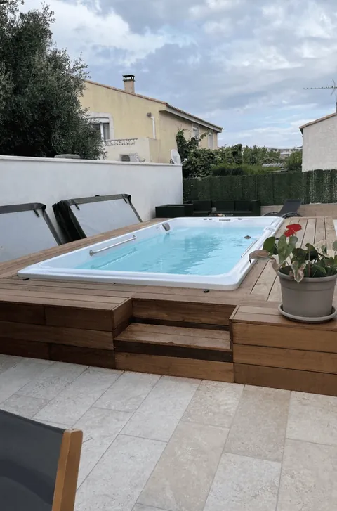 Spa de nage Endless Pools installé sur une terrasse