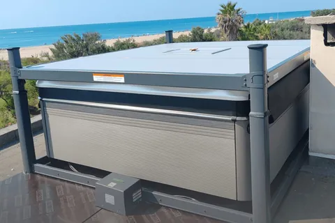 Spa Caldera avec couvercle automatique Covana face à la mer