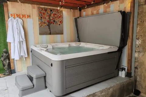 Spa familial sous un auvent de maison vigneronne