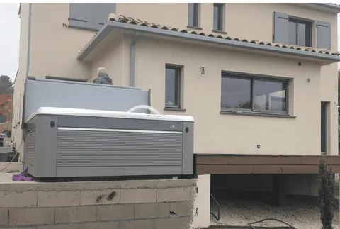 Spa posé sur la terrasse surélevée d’une maison