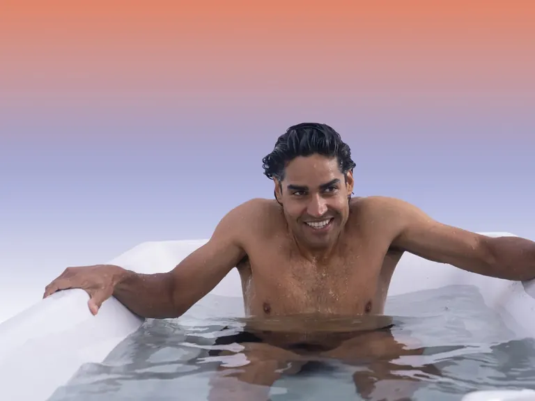 Homme souriant immergé dans le bain froid Caldera Emerge