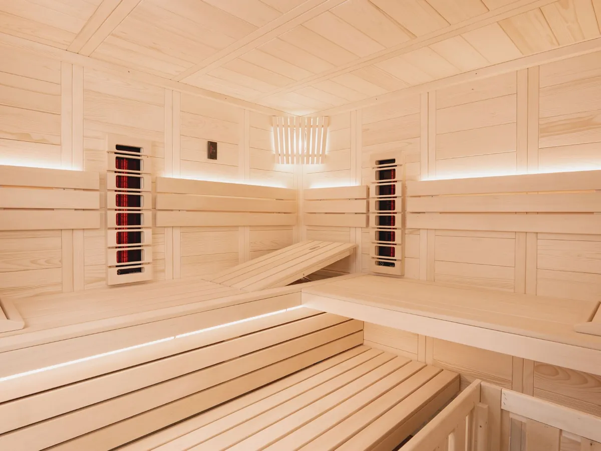 Sauna d’angle Harvia Alaska Corner Infra+ : bancs en tilleul, poêle et émetteurs infrarouges