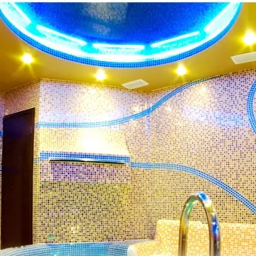 Hammam carrelé en mosaïque, plafond voûté éclairé