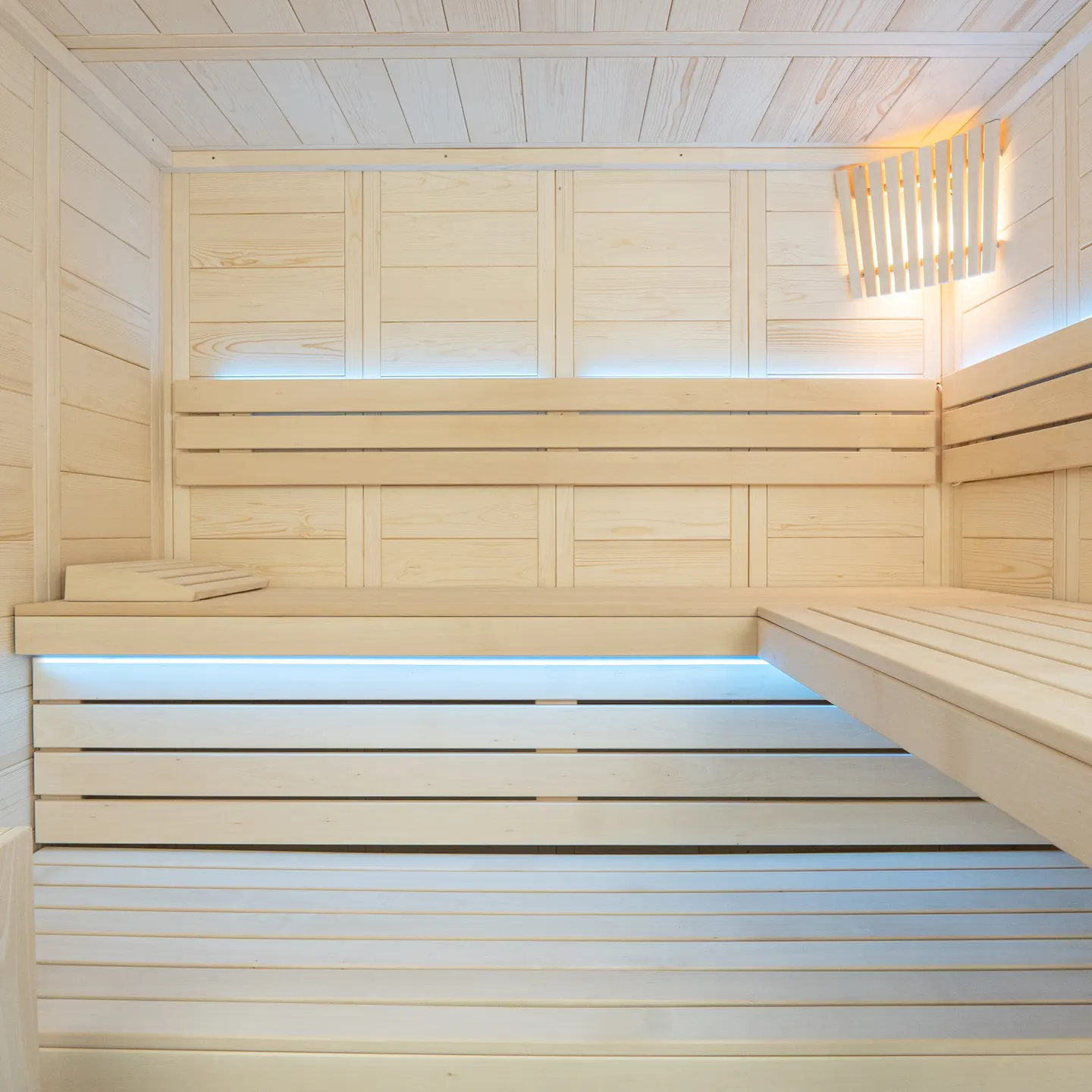 Intérieur d’un sauna Harvia Alaska View : trois niveaux de bancs en tilleul éclairés par en dessous