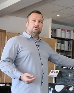 Julien Bonhomme au showroom de Gigean