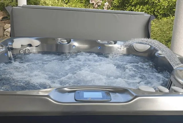 Un spa Caldera Tahitian en eau chez des clients de Montferrier-sur-Lez : jets en marche, cascade et écran de commande