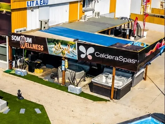 Le showroom de Gigean vu du ciel : les spas exposés sous l’auvent