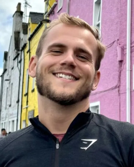 Thomas Eigle, souriant, en extérieur