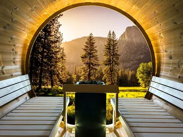 Sauna tonneau Harvia Kaski vu de l'intérieur, grande baie ronde ouverte sur des arbres