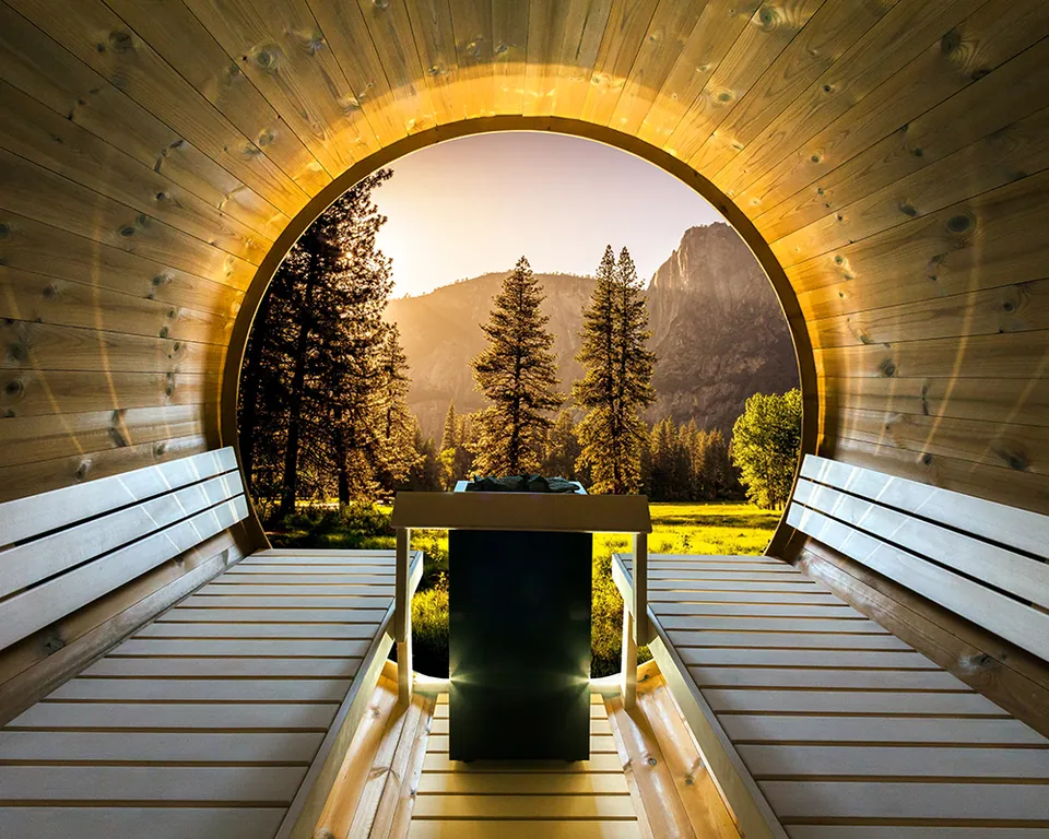 Intérieur d’un sauna tonneau Harvia Kaski View : bancs face à une grande fenêtre ronde sur un paysage de montagne