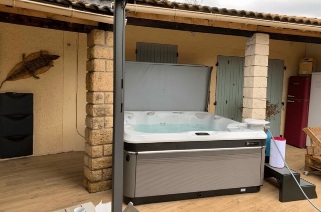 Spa 6 personnes en eau sur une terrasse couverte
