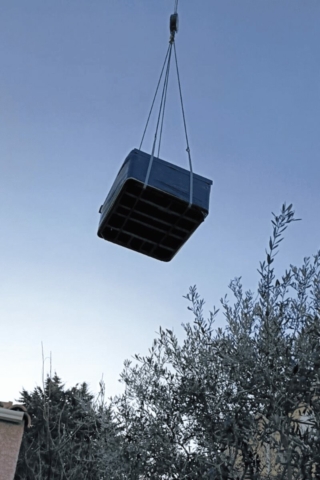 Levage d’un SPA Caldera Palatino à Mèze avec une grue