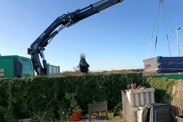 Livraison du spa Célio 3 places à Leucate avec un grutage précis pour son installation sur la terrasse