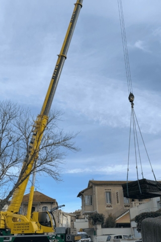 Installation d’un spa à Saint-Jean-de-Védas à l’aide d’une grue pour un transport sécurisé