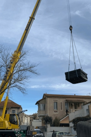 Levage d’un spa par grue à Saint-Jean-de-Védas pour une installation sécurisée dans un jardin privé