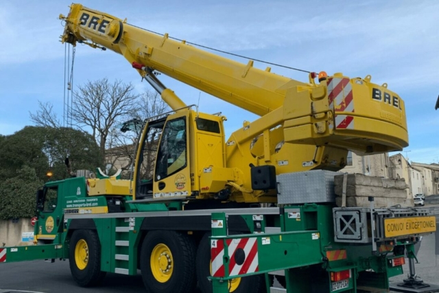 Grue des Transports Brel utilisée pour l’installation d’un spa à Saint-Jean-de-Védas