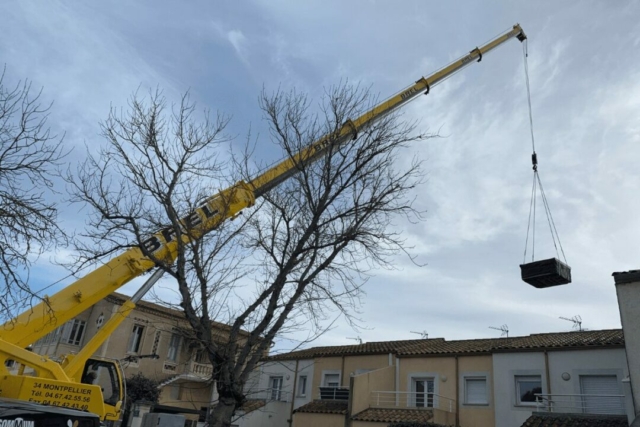 Grue en action pour la livraison et l’installation d’un spa à Saint-Jean-de-Védas, au-dessus des habitations