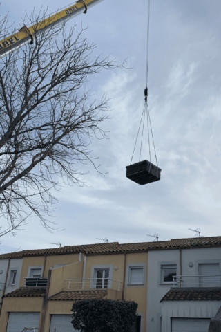 Installation d’un spa à Saint-Jean-de-Védas avec une grue pour un transport sécurisé au-dessus des habitations