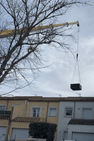 Transport d’un spa par grue au-dessus des habitations à Saint-Jean-de-Védas pour une installation sécurisée