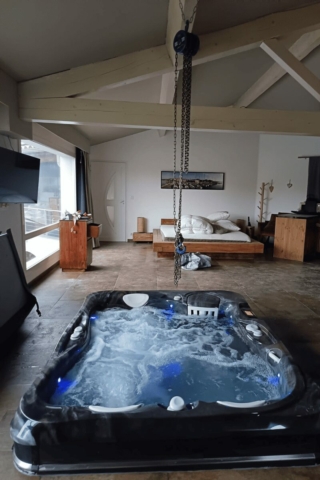 Vue d'ensemble du spa Caldera Ravello installé dans une suite romantique à Bouzigues