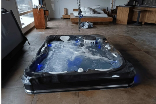 Spa Caldera encastré dans une suite bien-être avec lit double à Bouzigues