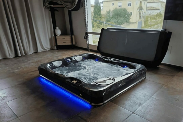 Installation d'un spa thérapeutique Caldera Ravello encastré dans une love room à Bouzigues