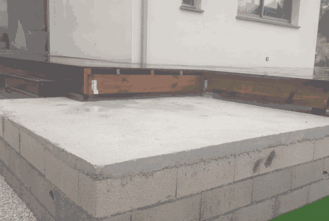 Dalle bétonnée servant de support au spa Caldera
