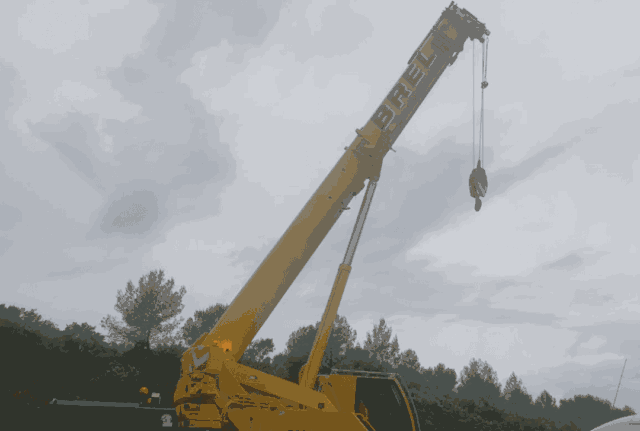Grue BREL en action pour l’installation d’un spa Caldera à Saint-Vincent-de-Barbeyrargues