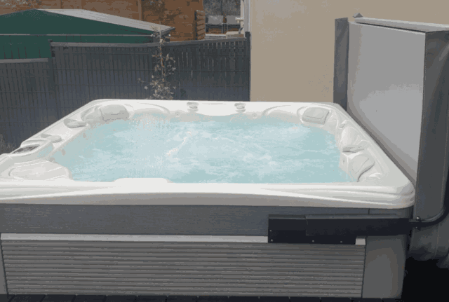 Vue latérale du spa Caldera installé sur terrasse bois