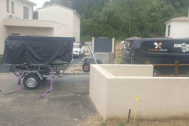 Véhicule Sommum Wellness transportant le spa Caldera